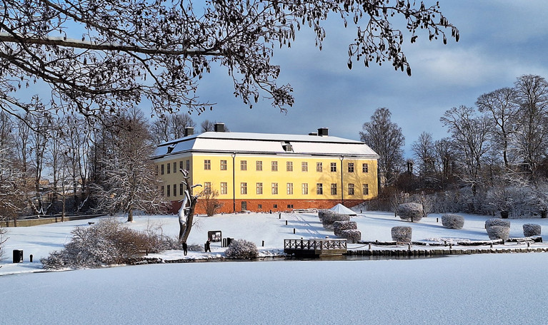 Hus i snö. Fotografi.