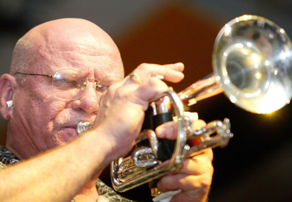 Man som spelar trumpet. Fotografi.