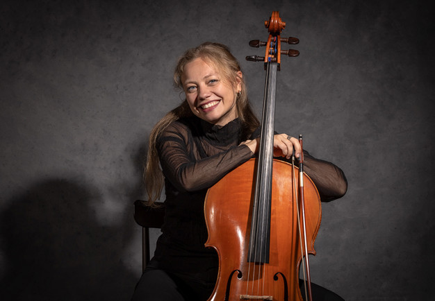 Picture of a smiling woman. Photo.