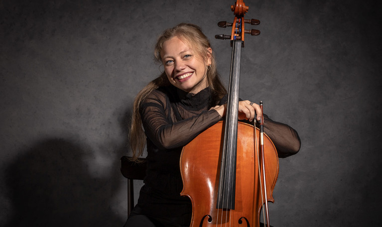 Picture of a smiling woman. Photo.