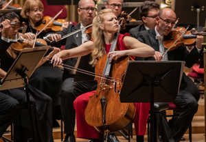 Kvinna som spelar cello. Fotografi